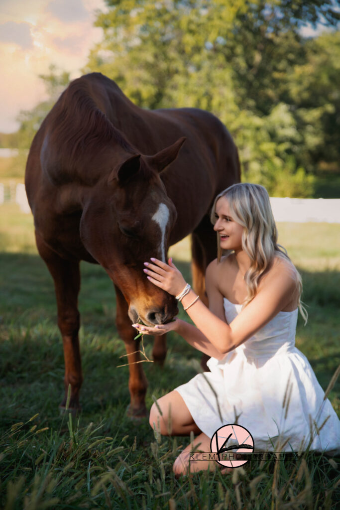 newburgh indiana senior pics with brown horse